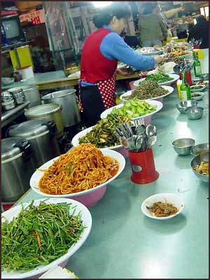 경동시장에 자주 가는 것은 이 아주머니 보리밥 먹기 위해서 입니다. 수산물시장 지하에 있습니다. 